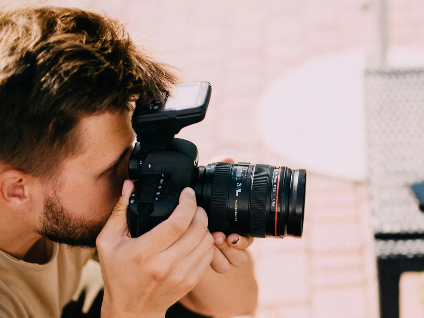 Fotografo professionista al lavoro con la reflex durante uno shooting